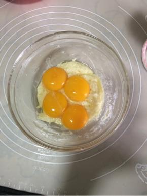 低筋面粉与牛奶混合物混合后加入蛋黄