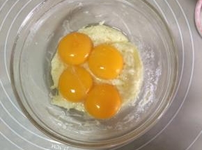 低筋面粉与牛奶混合物混合后加入蛋黄