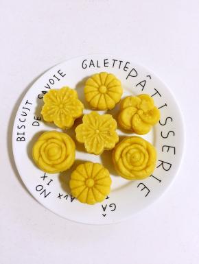 很轻松的就脱模成功啦，做出来的绿豆糕怎么样，漂亮吧？


