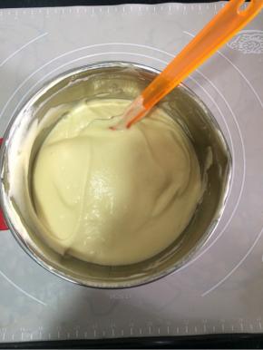 用翻拌的手法快速拌好蛋糕糊