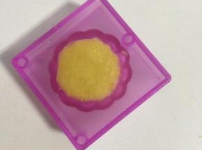 放进阳晨和果子模具中，按压紧实！（要装满一点，按压紧实，做出来的绿豆糕才3D立体，图案清晰哦！）
