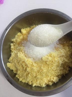 再加入50克白糖。