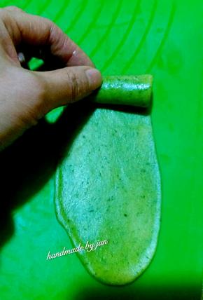 由上至下卷起，放置一旁，覆盖保鲜膜。。