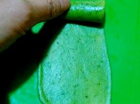 由上至下卷起，放置一旁，覆盖保鲜膜。。