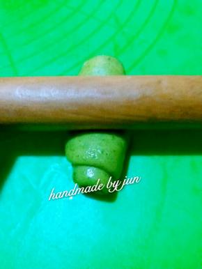 从中间往上擀，再从中间再往下擀。。