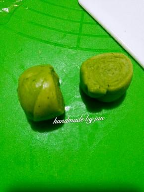 拿起一个面卷，从中间切开