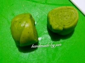 拿起一个面卷，从中间切开