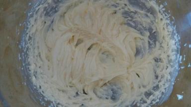 糖粉分三次加入黄油，打至融合，黄油体积膨大