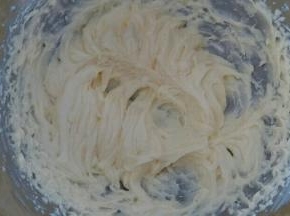 糖粉分三次加入黄油，打至融合，黄油体积膨大