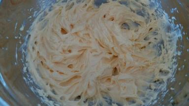 鸡蛋放至常温，分三次加入黄油内，打至均匀