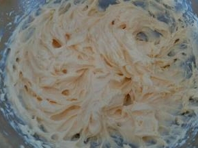 鸡蛋放至常温，分三次加入黄油内，打至均匀