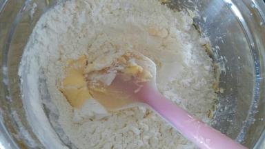 加入过筛的低粉到黄油内