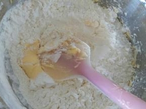 加入过筛的低粉到黄油内