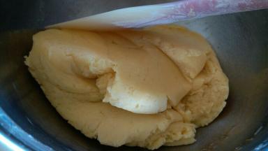 用刮刀翻拌均匀无干粉