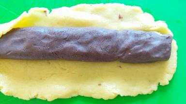 放上豆沙馅儿，豆沙用手捏紧实点