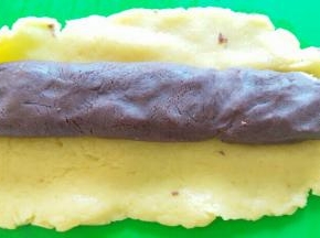 放上豆沙馅儿，豆沙用手捏紧实点