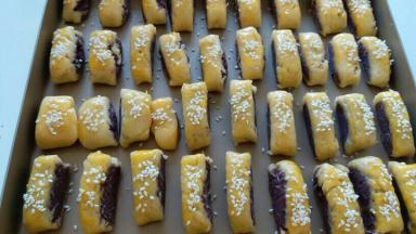 挨个码入烤盘，刷上蛋黄液，撒上白芝麻。烤箱上下火预热180度，烘烤25分钟，上色后记得盖锡纸