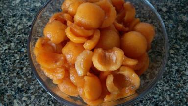 枇杷去皮，最好带手套，不然手指会被染色哦