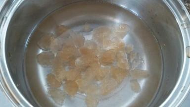 黄冰糖加入纯净水煮至融化