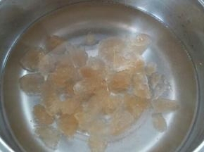黄冰糖加入纯净水煮至融化