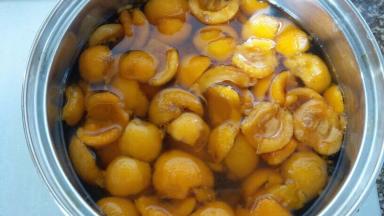 冰糖都融化后，加入剥皮的枇杷果肉，煮开后，再煮三分钟就可以，别煮烂了哦