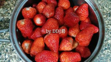 草莓洗干净，去尾巴，用水果刀切小，撒上80克白砂糖，盖上盖子，放入冰箱冷藏。。我是没空做，冷藏了一晚