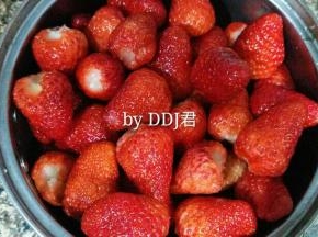 草莓洗干净，去尾巴，用水果刀切小，撒上80克白砂糖，盖上盖子，放入冰箱冷藏。。我是没空做，冷藏了一晚