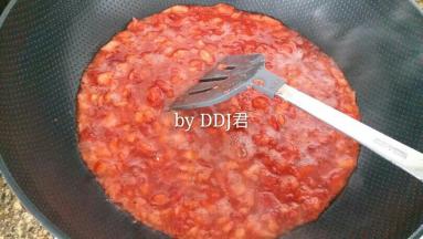 一起倒入不粘炒锅炒制，20分钟后加入冰糖