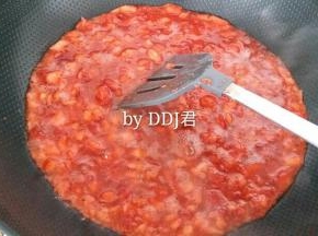一起倒入不粘炒锅炒制，20分钟后加入冰糖