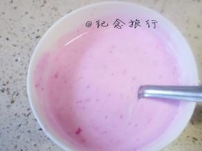 加入适量酸奶混合均匀