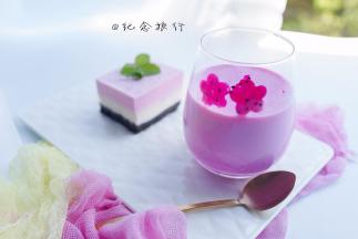 将奶昔倒入杯子里 把火龙果花贴在玻璃杯上装饰