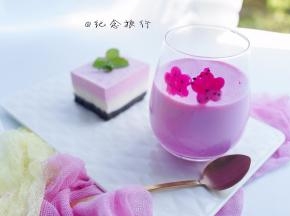 将奶昔倒入杯子里 把火龙果花贴在玻璃杯上装饰