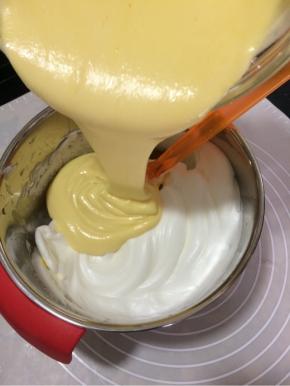 把混合好的蛋糕糊倒回蛋白盆内