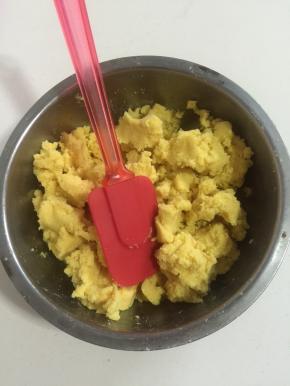 再在绿豆蓉中加入少许凉开水搅拌均匀备用！