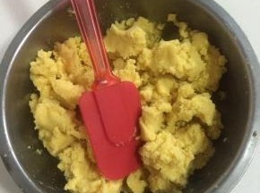 再在绿豆蓉中加入少许凉开水搅拌均匀备用！
