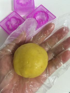 戴上一次性手套，把绿豆蓉揉成表面光滑细腻的绿豆团！