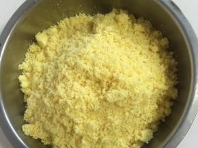 这是搅拌好的绿豆蓉，看看是不是很细腻啊？
