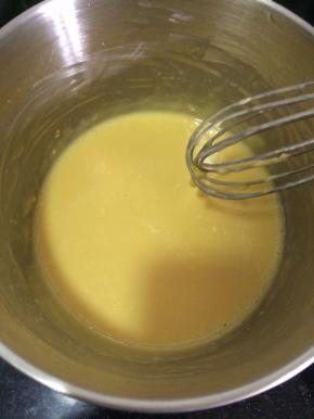 玉米油与牛奶混合好后加入蛋黄，用手抽拌匀后加入过筛后的低筋面粉，用Z字形手法拌好蛋糕糊