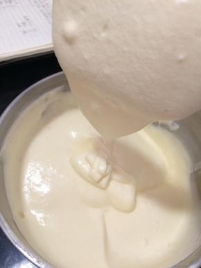 用翻拌手法拌好的蛋糕糊