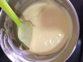 取3分之1的蛋白霜与蛋黄糊拌均匀，再把拌好的蛋糕糊倒回蛋白霜盆内