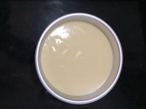 拌好的蛋糕糊倒入6寸模具中，轻震几下，震出大气泡