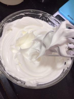 取出蛋白，加入少许柠檬汁，细砂糖一次性加入，打发至出现小弯钩的状态即可