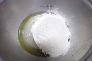 水 盐 玉米油搅拌均匀混合搅拌至发白,水油充分乳化备用，看不到油点，有点稠稠的状态， 一次性加入低筋面粉混合均匀