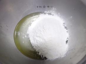 水 盐 玉米油搅拌均匀混合搅拌至发白,水油充分乳化备用，看不到油点，有点稠稠的状态， 一次性加入低筋面粉混合均匀