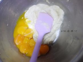 加入2个蛋黄拌匀，后蛋法做得面糊不容易起疙瘩非常顺滑面糊成丝带般落下，