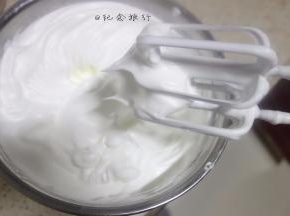 打至湿性发泡跟干性发泡之间的状态，千万别打过头哦