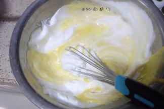 蛋黄面糊分两次加入蛋白霜翻拌均匀，是翻拌、切拌，用蛋抽的话Z字形搅拌，从底部挖上来一堆再甩掉，这里不能用搅拌器也不能打圈！！会消泡消泡消泡！