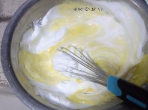 蛋黄面糊分两次加入蛋白霜翻拌均匀，是翻拌、切拌，用蛋抽的话Z字形搅拌，从底部挖上来一堆再甩掉，这里不能用搅拌器也不能打圈！！会消泡消泡消泡！