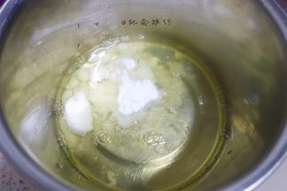 蛋白一次性加入白砂糖，