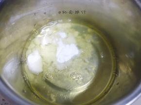 蛋白一次性加入白砂糖，